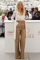 Sandrine Kiberlain en pantalon large et taille haute