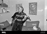 Der deutsche Schauspieler Werner Schulenberg spielt Geige, Deutschland ...