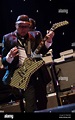 Rick Nielsen de Cheap Trick balanceando su guitarra Fotografía de stock ...