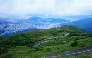 大帽山位于香港新界荃湾区和元朗区交界，并有小部分属于大埔区。大帽山亦称“大雾山”，是全香港最高之山峰，山上可俯瞰新界及港岛。在冬季严寒气温下 ...