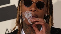 Wiz Khalifa smoked a blunt on the red carpet (again)