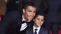 La foto del hijo de Ronaldo mirando a Messi que recorre el mundo ...