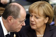 Im Jahr 2008 war Steinbrück Finanzminister und Merkel bereits Kanzlerin ...