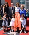 Jennifer Lopez con sus padres, su hermana y sus hijos Emme y Max en el ...
