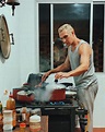 Igor Rickli posa com fogão e assume: "Tô amando cozinhar todo dia ...