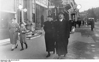 [Photo] Himmler and his wife at Wiesbaden, Hesse, Germany, 1936 | World ...