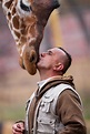 10 Pics Of The Special Bond Between A Zookeeper And Giraffes That I ...