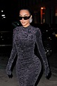 Kim Kardashian luce un vestido con aberturas color negro en verano 2022 ...