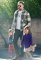 Rara aparição: Ryan Gosling leva as filhas para passear em Los Angeles ...