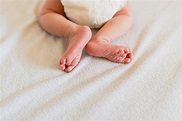 Pies pequeños de un bebé recién nacido. | Foto Premium
