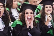 Foto de aluna na formatura usando beca de formatura. Foto na Colação de ...