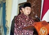 Presiden ke-4 Republik Indonesia Abdurrahman Wahid – Kompaspedia