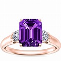 18k 玫瑰金 Classic Three Stone Engagement Ring with Emerald-Cut Amethyst ...