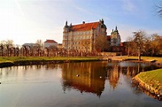castle, güstrow, mecklenburg, water, built structure, architecture ...
