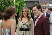 Ed Westwick insieme a Mädchen Amick in una scena della serie Gossip ...