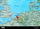 Bruselas, Bélgica anclado en un mapa de Europa Fotografía de stock - Alamy