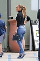 Jennifer Lopez lució unos skinny jeans rotos en azul clásico en ...
