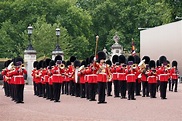 Cerimônia da troca de guarda no Palácio de Buckingham, em Londres, é ...