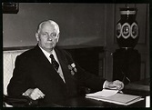 Fotografie Präsident der DDR Wilhelm Pieck an seinem Arbeitsplatz 1953 ...