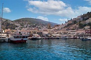 Vista desde el mar al puerto marítimo de hydra marina grecia | Foto Premium