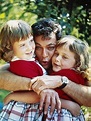 Tony Curtis with his daughters Jamie and Kelly | Tony curtis, Celebrity ...