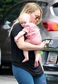 Hilary Duff con su hijo Luca en brazos en Santa Monica - Hilary Duff ...