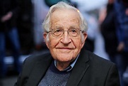 Biografia Noama Chomsky'ego, pisarza i ojca współczesnej lingwistyki