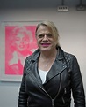 Eddie Izzard praised by fans for being addressed with pronouns She and ...