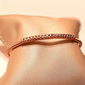 Moderna pulsera rígida de oro rosa y brillantes | Joyería Antonella