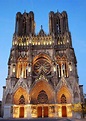 Catedral de Reims iluminada na noite