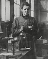 Marie Curie in her Paris laboratory in 1910. [1312 × 1600] : r/HistoryPorn