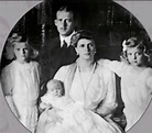 Alice of Battenberg with daughters and husband | Greek royal family ...