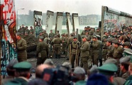 Recordamos la construcción del Muro de Berlín con varias imágenes ...