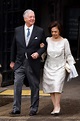 Kate Middleton escolhe vestido longo branco sob manto tradicional azul ...