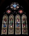 Hermoso vitral en la famosa catedral gótica de la ciudad de Friburgo ...
