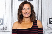 Laura Benanti never breaks character after breaking prop on stage in ...