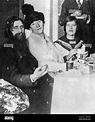 Esta fotografía de Grigori Rasputín con su esposa y su hija Matryona ...