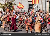 Soldados de los antiguos Tercios españoles marchan en el Día Nacional ...