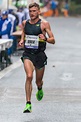 Derek Hawkins aus Großbrittannien beim Frankfurt Marathon 2019 ...