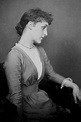 ca. 1890 Violet Lindsay (Duchess of Rutland) by F. Hollyer | Grand ...