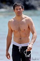 James Marsden con el torso desnudo en una playa de Hawaii - Torsos ...