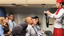 Asistentes de vuelo exhortan a pasajeros a mirar video de seguridad ...