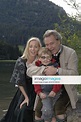 Schauspieler Gerd Silberbauer mit Freundin Julia Stelter und Sohn ...
