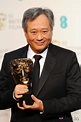 Ang Lee con el BAFTA 2013 de 'La vida de Pi' - Ganadores de los premios ...