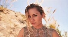 Miley Cyrus se desnuda para tomar el sol