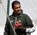 Waqar Younis oversees a nets session | ESPNcricinfo.com