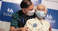 María Eudocia, de 104 años, la primera adulta mayor vacunada, recibió ...