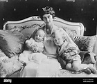 La princesa Sophie de Sajonia y sus dos hijos, los príncipes Herbert y ...