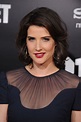 Cobie Smulders Height and Weight Stats - PK Baseline- How Celebs Get ...