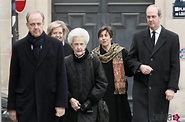 Juan de Orleans junto a su madre y sus hermanos en el funeral del Conde ...